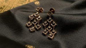 С каким макияжем лучше всего сочетаются серьги-кисти