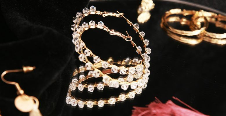 Как носить винтажные украшения 90-х, чтобы не выглядеть старомодно