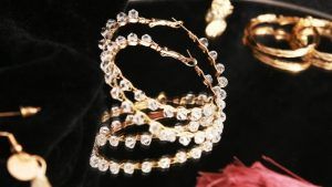 Как носить винтажные украшения 90-х, чтобы не выглядеть старомодно