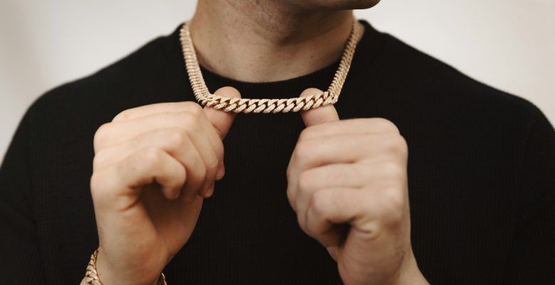 С какими стилями одежды лучше всего сочетается массивная цепь?