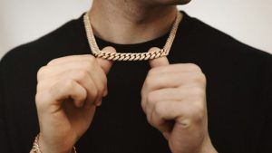 С какими стилями одежды лучше всего сочетается массивная цепь?