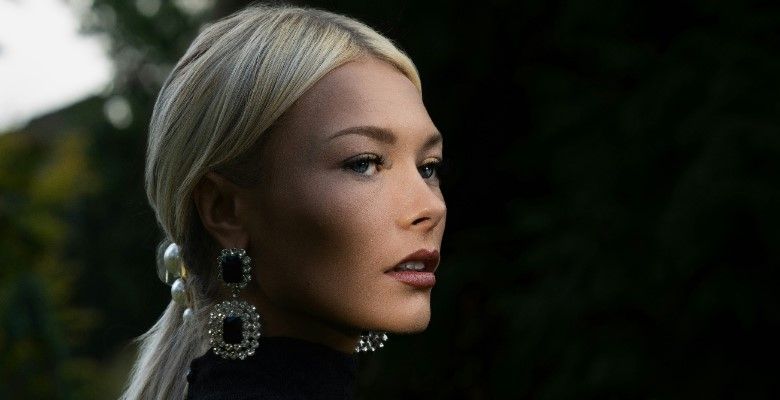 С каким цветом вечернего наряда лучше всего сочетается украшение со шпинелью