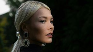 С каким цветом вечернего наряда лучше всего сочетается украшение со шпинелью