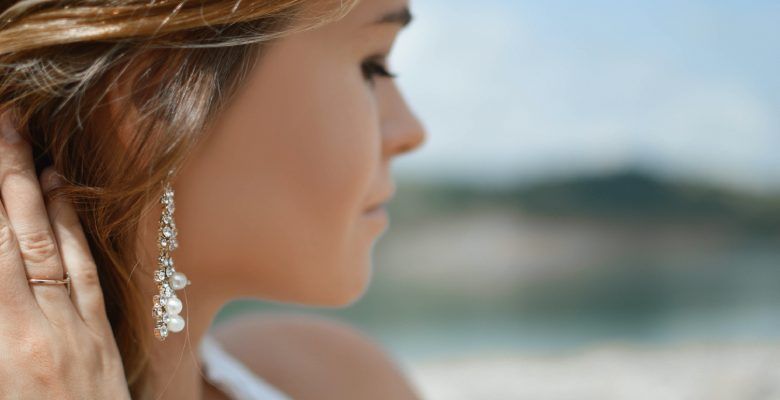 С каким макияжем лучше всего сочетаются длинные тонкие серьги