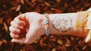 С какими стилями одежды лучше всего сочетаются несколько тонких браслетов на одной руке?