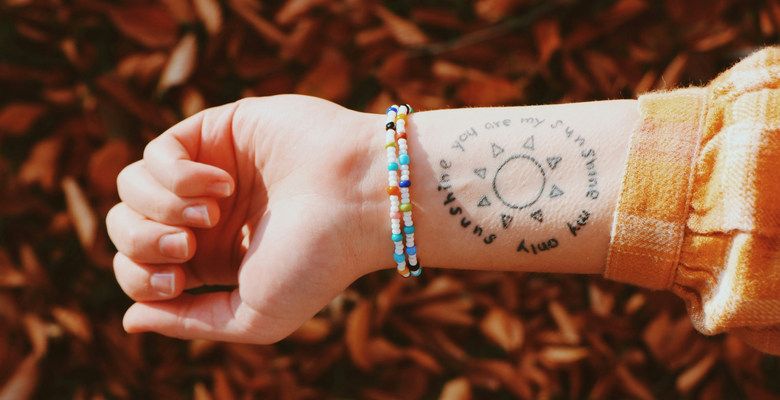 С какими стилями одежды лучше всего сочетаются несколько тонких браслетов на одной руке?