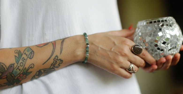 Какие браслеты выбрать в дополнение к массивному кольцу на той же руке?