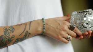 Какие браслеты выбрать в дополнение к массивному кольцу на той же руке?