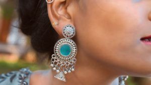 С каким макияжем лучше всего сочетаются серьги-жирандоли