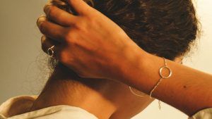 Какие браслеты выбрать для офиса, чтобы выглядеть стильно, но не броско?