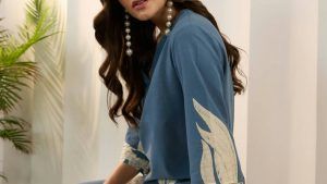 С какими стилями одежды лучше всего сочетаются длинные серьги?