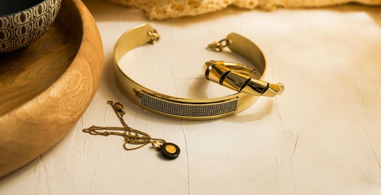 С какими стилями одежды лучше всего сочетается браслет-манжета (браслет кафф)?