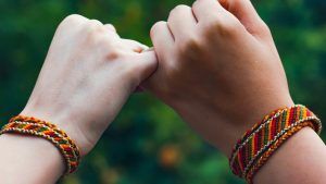 Какие браслеты выбрать для матери и дочки (парные или разные)?