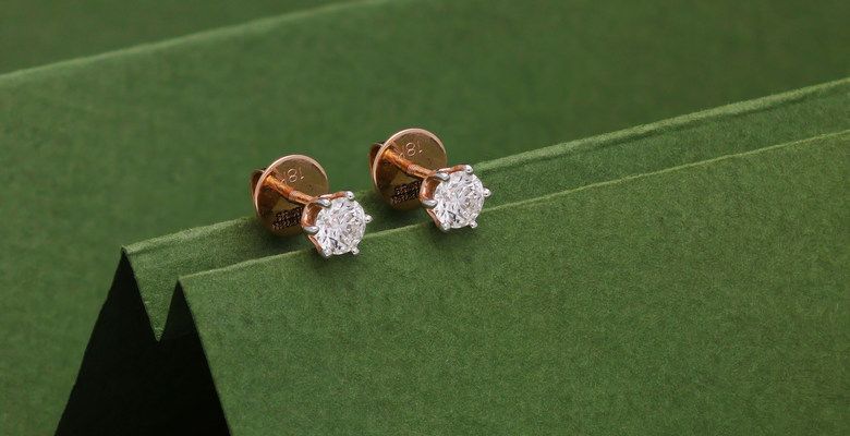 С какими стилями одежды лучше всего сочетаются серьги-гвоздики?