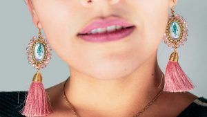 С какими стрижками лучше всего сочетаются серьги‑кисточки?