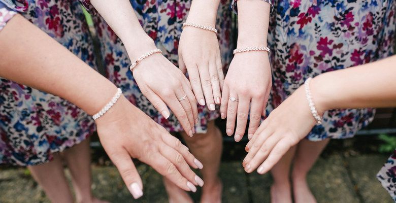 Какие браслеты выбрать на свадьбу для подружек невесты?