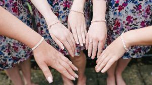 Какие браслеты выбрать на свадьбу для подружек невесты?