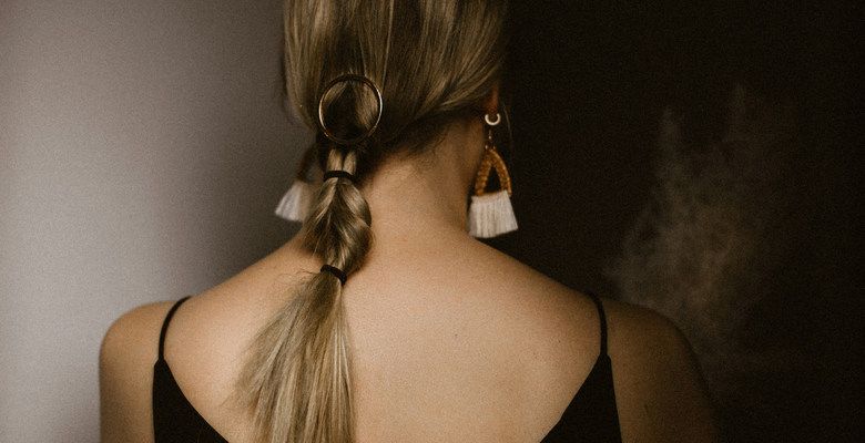 С какими стрижками лучше всего сочетаются длинные серьги до плеч?