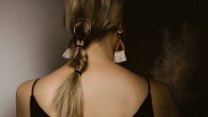 С какими стрижками лучше всего сочетаются длинные серьги до плеч?