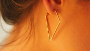 С каким макияжем лучше всего сочетаются серьги геометрических форм