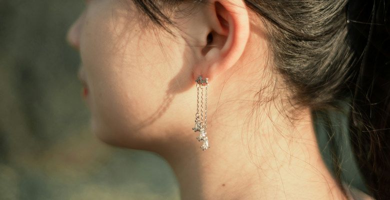 С каким макияжем лучше всего сочетаются асимметричные серьги