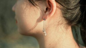 С каким макияжем лучше всего сочетаются асимметричные серьги