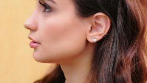 С какими стрижками лучше всего сочетаются серьги‑каффы?