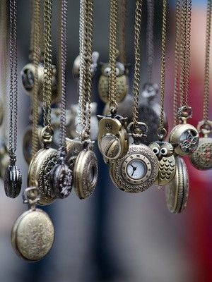 Какие украшения выбрать на празднование чугунной годовщины свадьбы 