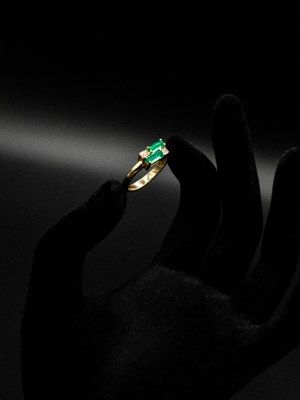 украшение с изумрудами