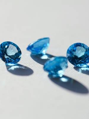 украшение с топазом