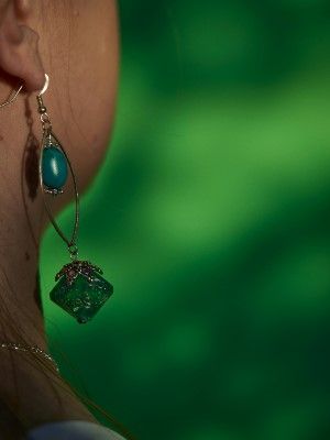 украшение с нефритом