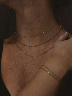 много тонких цепочек на шее