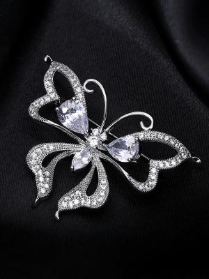 С какими стилями одежды лучше всего сочетается брошь?