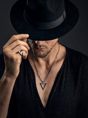 кулон на длинной цепи