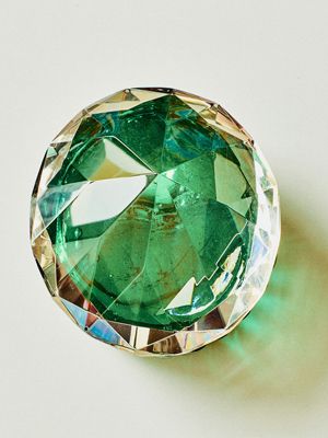 Какой тип огранки лучше всего подчеркивает цвет изумруда?