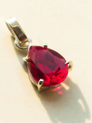 украшение с рубинами