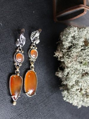 украшение с янтарем