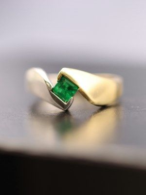 украшение с цаворитами