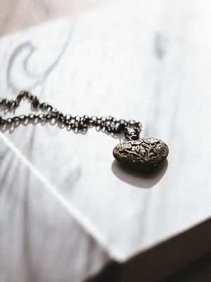 Какие украшения выбрать на празднование чугунной годовщины свадьбы 