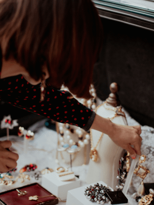  Как носить винтажные украшения 90-х