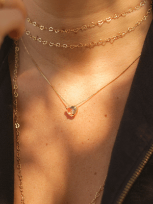 много тонких цепочек на шее