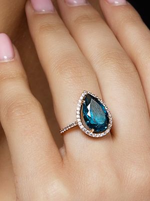 Какие украшения подарить любимой бабушке на 8 Марта