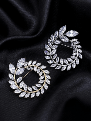 С какими стилями одежды лучше всего сочетается брошь?