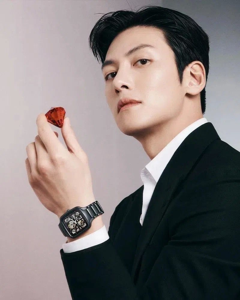 Южнокорейский актер и певец Чжи Чан Ук в часах True Square Open Heart, созданных в сотрудничестве с Rado Южнокорейский актер и певец Чжи Чан Ук в часах True Square Open Heart, созданных в сотрудничестве с Rado