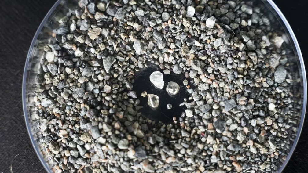 В третий раз за три года компания Anglo American списала стоимость активов De Beers Group на фоне сложной ситуации на алмазном рынке. Компания планирует продать этот бизнес до конца года В третий раз за три года компания Anglo American списала стоимость активов De Beers Group на фоне сложной ситуации на алмазном рынке. Компания планирует продать этот бизнес до конца года