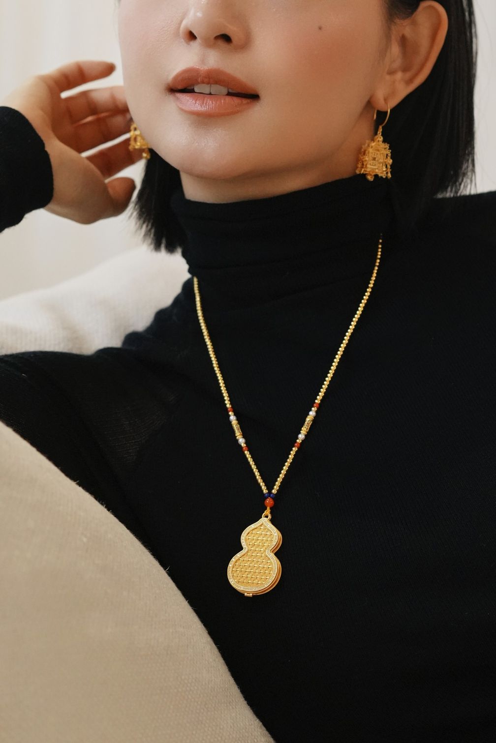 Кулон в виде тыквы-горлянки