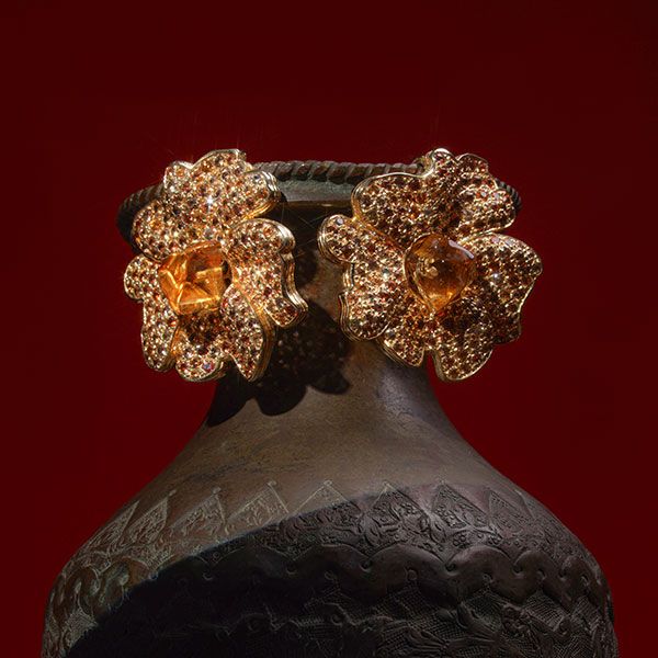 Серьги с покрытием из 18-каратного золота, украшенные полированным цитрином и желтыми и оранжевыми сапфирами, созданы Кларой Чехаб в сотрудничестве с выставкой «Дивы» в музее Sursock в Бейруте Серьги с покрытием из 18-каратного золота, украшенные полированным цитрином и желтыми и оранжевыми сапфирами, созданы Кларой Чехаб в сотрудничестве с выставкой «Дивы» в музее Sursock в Бейруте