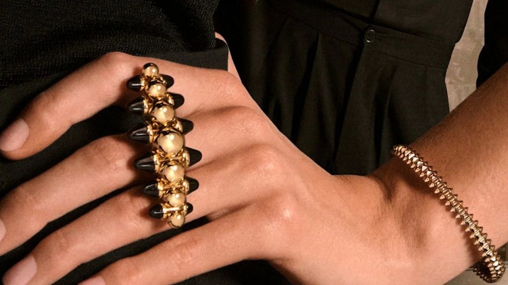 Clash de Cartier — новое движение, текучесть и чувственность в желтом золоте