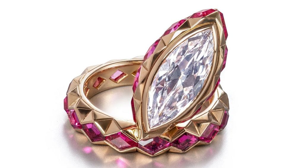 Кольцо Disco от Cora Sheibani из 18-каратного розового золота с бриллиантом огранки маркиз весом 2,53 карата и шпинелями в форме воздушных змеев