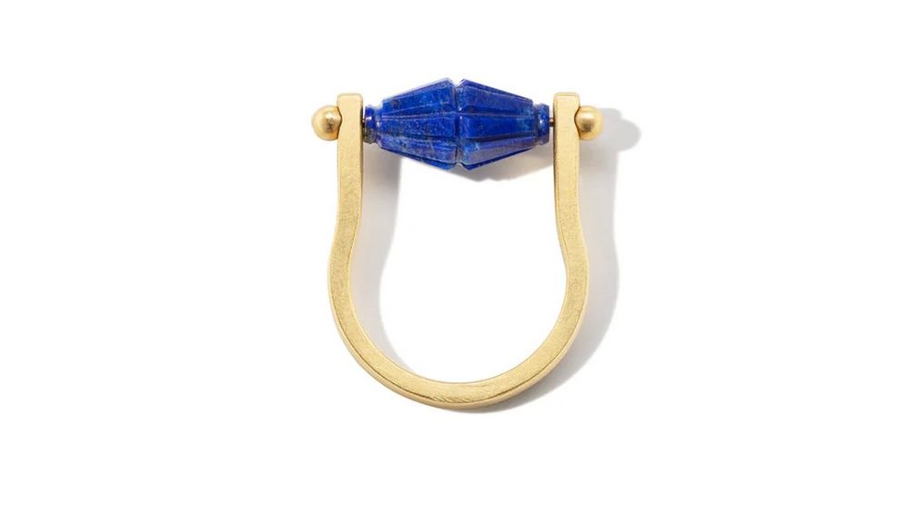 Кольцо Khol от бренда Etiq из 18-каратного желтого золота с резным лазуритом Кольцо Khol от бренда Etiq из 18-каратного желтого золота с резным лазуритом